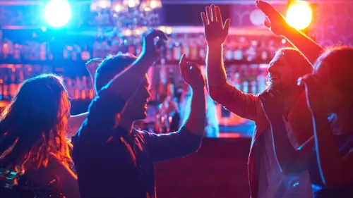 Covid19 : l’Etat interdit de danser dans les bars et restaurants...